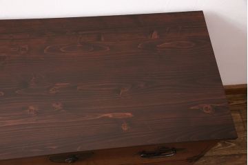 アンティーク家具　ヒノキ材　天板・脚付きリメイク　赤みがかった木肌が目を引く!上品な佇まいが魅力の鉄脚付きローボード(テレビボード、テレビ台、引き出し、チェスト)(R-049068)