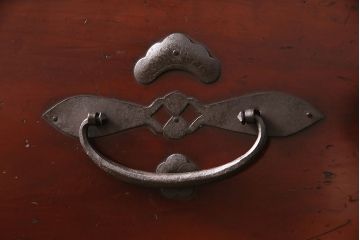 アンティーク家具　ヒノキ材　天板・脚付きリメイク　赤みがかった木肌が目を引く!上品な佇まいが魅力の鉄脚付きローボード(テレビボード、テレビ台、引き出し、チェスト)(R-049068)