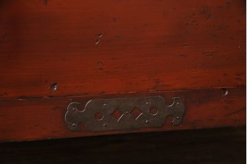 アンティーク家具　ヒノキ材　天板・脚付きリメイク　赤みがかった木肌が目を引く!上品な佇まいが魅力の鉄脚付きローボード(テレビボード、テレビ台、引き出し、チェスト)(R-049068)