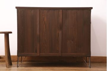 アンティーク家具　ヒノキ材　天板・脚付きリメイク　赤みがかった木肌が目を引く!上品な佇まいが魅力の鉄脚付きローボード(テレビボード、テレビ台、引き出し、チェスト)(R-049068)