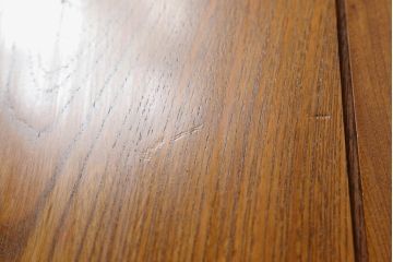 中古　美品　総ケヤキ材　黄みがかった木色と美しい杢目が魅力のぬくもり溢れる文机(片袖机、座机)(R-049072)