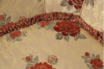 中古　イタリア輸入家具　優美でロマンチックな雰囲気が魅力的なソファ&クッションセット(定価約90万円)(3人掛けソファ)(R-049074)