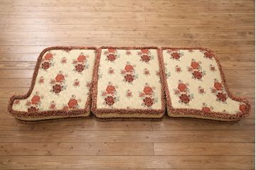 中古　イタリア輸入家具　優美でロマンチックな雰囲気が魅力的なソファ&クッションセット(定価約90万円)(3人掛けソファ)(R-049074)