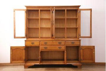 中古　横浜ダニエル(daniel)　A-213　イギリスアンティークを彷彿させる飾り棚(キャビネット、食器棚、カップボード)(定価約120万円)(R-049075)