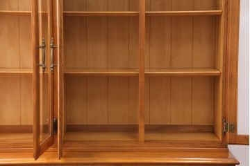 中古　横浜ダニエル(daniel)　A-213　イギリスアンティークを彷彿させる飾り棚(キャビネット、食器棚、カップボード)(定価約120万円)(R-049075)