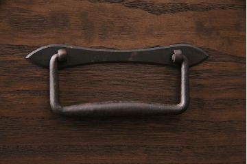 和製アンティーク　天板・脚付きリメイク　落ち着いた和の雰囲気を醸し出す総桐材製の鉄脚付きローボード(テレビボード、テレビ台、引き出し、チェスト)(R-049082)