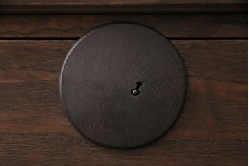 和製アンティーク　天板・脚付きリメイク　落ち着いた和の雰囲気を醸し出す総桐材製の鉄脚付きローボード(テレビボード、テレビ台、引き出し、チェスト)(R-049082)