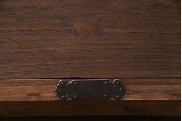 和製アンティーク　天板・脚付きリメイク　落ち着いた和の雰囲気を醸し出す総桐材製の鉄脚付きローボード(テレビボード、テレビ台、引き出し、チェスト)(R-049082)