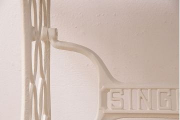 イギリスアンティーク　SINGER(シンガー)社　古材天板リメイク　アンティークペイントがお洒落なミシンテーブル(シンガーミシン、サイドテーブル、カフェテーブル、ミシン台)(R-049083)