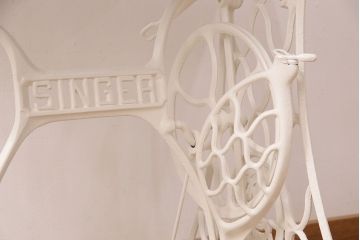 イギリスアンティーク　SINGER(シンガー)社　古材天板リメイク　アンティークペイントがお洒落なミシンテーブル(シンガーミシン、サイドテーブル、カフェテーブル、ミシン台)(R-049083)