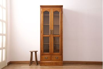 中古　美品　横浜クラシック家具　ダニエル(daniel)　温もりを感じる色合いとクラシカルな佇まいが魅力のブックケース(本箱、収納棚、キャビネット、飾り棚)(R-049087)