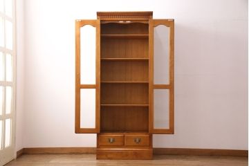 中古　美品　横浜クラシック家具　ダニエル(daniel)　温もりを感じる色合いとクラシカルな佇まいが魅力のブックケース(本箱、収納棚、キャビネット、飾り棚)(R-049087)