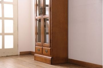 中古　美品　横浜クラシック家具　ダニエル(daniel)　温もりを感じる色合いとクラシカルな佇まいが魅力のブックケース(本箱、収納棚、キャビネット、飾り棚)(R-049087)