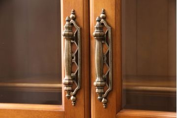 中古　美品　横浜クラシック家具　ダニエル(daniel)　温もりを感じる色合いとクラシカルな佇まいが魅力のブックケース(本箱、収納棚、キャビネット、飾り棚)(R-049087)