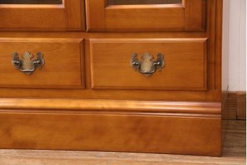 中古　美品　横浜クラシック家具　ダニエル(daniel)　温もりを感じる色合いとクラシカルな佇まいが魅力のブックケース(本箱、収納棚、キャビネット、飾り棚)(R-049087)