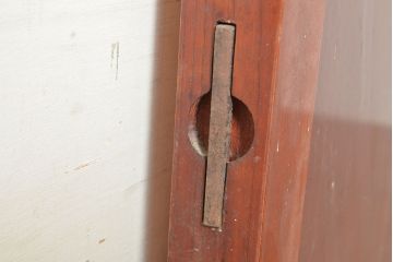 アンティーク建具　枠・ケヤキ材、板・スギ材　漆塗りが上質な雰囲気を高める蔵戸(引き戸、玄関戸)(R-049095)