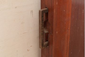 アンティーク建具　枠・ケヤキ材、板・スギ材　漆塗りが上質な雰囲気を高める蔵戸(引き戸、玄関戸)(R-049095)