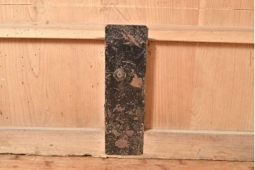 アンティーク建具　枠・ケヤキ材、板・スギ材　漆塗りが上質な雰囲気を高める蔵戸(引き戸、玄関戸)(R-049095)
