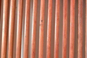 アンティーク建具　赤みがかった木色と縦桟のつくりが上品な雰囲気を高めるヒノキ材製蔵戸(引き戸、玄関戸)(R-049097)