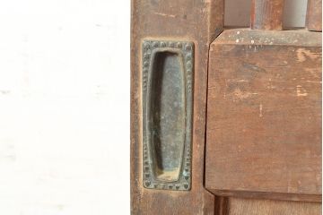 アンティーク建具　赤みがかった木色と縦桟のつくりが上品な雰囲気を高めるヒノキ材製蔵戸(引き戸、玄関戸)(R-049097)