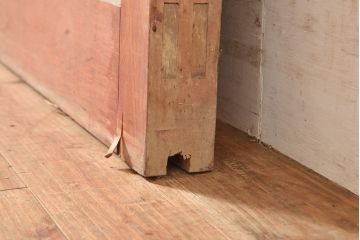 アンティーク建具　赤みがかった木色と縦桟のつくりが上品な雰囲気を高めるヒノキ材製蔵戸(引き戸、玄関戸)(R-049097)