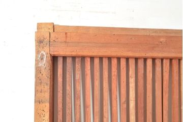 アンティーク建具　赤みがかった木色と縦桟のつくりが上品な雰囲気を高めるヒノキ材製蔵戸(引き戸、玄関戸)(R-049097)