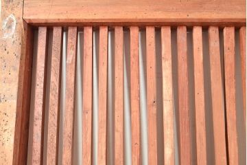 アンティーク建具　赤みがかった木色と縦桟のつくりが上品な雰囲気を高めるヒノキ材製蔵戸(引き戸、玄関戸)(R-049097)