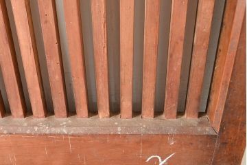アンティーク建具　赤みがかった木色と縦桟のつくりが上品な雰囲気を高めるヒノキ材製蔵戸(引き戸、玄関戸)(R-049097)