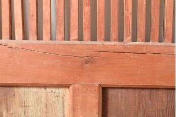 アンティーク建具　赤みがかった木色と縦桟のつくりが上品な雰囲気を高めるヒノキ材製蔵戸(引き戸、玄関戸)(R-049097)