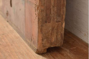 アンティーク建具　栗材・松材　整然と並ぶ縦桟が和モダンな印象の蔵戸(引き戸、玄関戸)(R-049102)