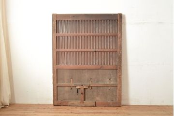 アンティーク建具　栗材・松材　整然と並ぶ縦桟が和モダンな印象の蔵戸(引き戸、玄関戸)(R-049102)