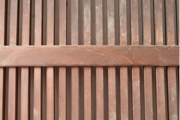 アンティーク建具　栗材・松材　整然と並ぶ縦桟が和モダンな印象の蔵戸(引き戸、玄関戸)(R-049102)