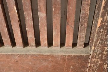 アンティーク建具　栗材・松材　整然と並ぶ縦桟が和モダンな印象の蔵戸(引き戸、玄関戸)(R-049102)