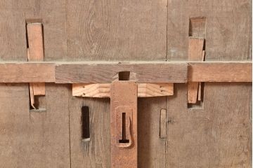 アンティーク建具　栗材・松材　整然と並ぶ縦桟が和モダンな印象の蔵戸(引き戸、玄関戸)(R-049102)