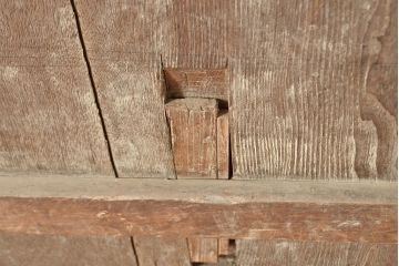 アンティーク建具　栗材・松材　整然と並ぶ縦桟が和モダンな印象の蔵戸(引き戸、玄関戸)(R-049102)