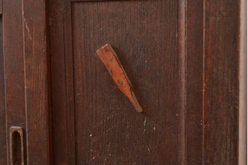 和製アンティーク　前面ケヤキ材　木瓜(もっこ)引手が和の趣きを感じさせる関東水屋箪笥(食器棚、カップボード、収納棚、キャビネット)(R-049103)