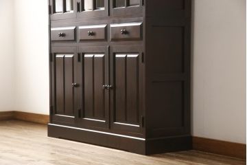中古　北海道民芸家具　HM165K　高級感漂う上品な佇まいの食器棚(カップボード、キャビネット、サイドボード、サイドキャビネット)(定価約43万円)(R-049104)
