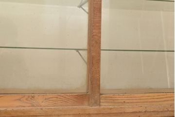 和製アンティーク　引き出し付き　ナラ材製のレトロなガラスケース(ショーケース、陳列棚、店舗什器)(R-049106)