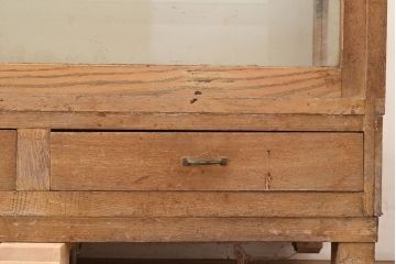 和製アンティーク　引き出し付き　ナラ材製のレトロなガラスケース(ショーケース、陳列棚、店舗什器)(R-049106)