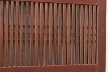 アンティーク建具　明治大正期　赤みがかった色合いと経年による味わいが魅力の格子帯戸1枚(引き戸、建具)(R-049111)