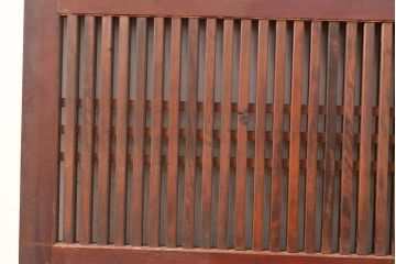 アンティーク建具　明治大正期　赤みがかった色合いと経年による味わいが魅力の格子帯戸1枚(引き戸、建具)(R-049111)