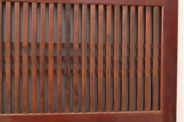アンティーク建具　明治大正期　赤みがかった色合いと経年による味わいが魅力の格子帯戸1枚(引き戸、建具)(R-049111)