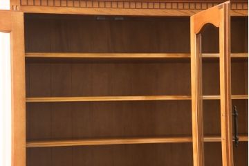 中古　横浜ダニエル(daniel)　A-203　優雅な佇まいが上品なチャイナキャビネット(食器棚、収納棚)(定価約84万円)(R-049112)