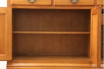 中古　横浜ダニエル(daniel)　A-203　優雅な佇まいが上品なチャイナキャビネット(食器棚、収納棚)(定価約84万円)(R-049112)