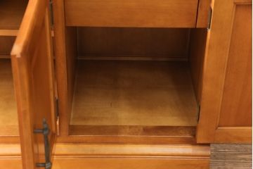 中古　横浜ダニエル(daniel)　A-203　優雅な佇まいが上品なチャイナキャビネット(食器棚、収納棚)(定価約84万円)(R-049112)