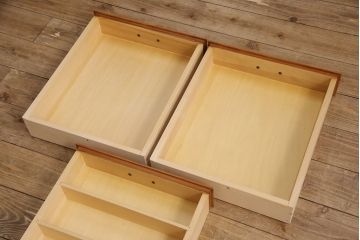 中古　横浜ダニエル(daniel)　A-203　優雅な佇まいが上品なチャイナキャビネット(食器棚、収納棚)(定価約84万円)(R-049112)