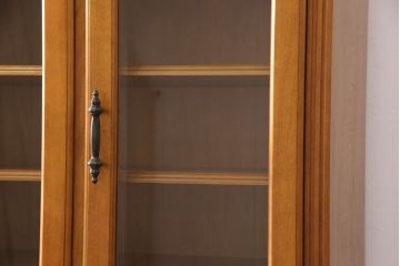中古　横浜ダニエル(daniel)　A-203　優雅な佇まいが上品なチャイナキャビネット(食器棚、収納棚)(定価約84万円)(R-049112)