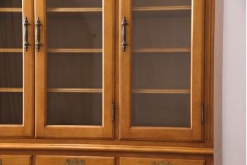 中古　横浜ダニエル(daniel)　A-203　優雅な佇まいが上品なチャイナキャビネット(食器棚、収納棚)(定価約84万円)(R-049112)