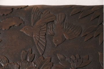 和製アンティーク　伝統工芸　軽井沢彫り　牡丹・鳥・竹　まるで美術品!彫刻の意匠が見事なサイドテーブル(カフェテーブル、コーヒーテーブル、飾り台)(R-049119)