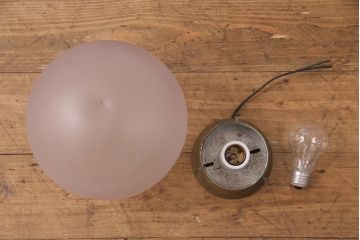 アンティーク照明　オパールガラス　シャビーな風合いのブラケットがお洒落な雰囲気を高める天井照明(シーリングライト)(R-049132)